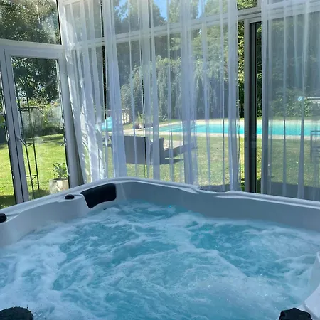 Hébergement de vacances Modern In The Heart Of Chateau De Champagnat *