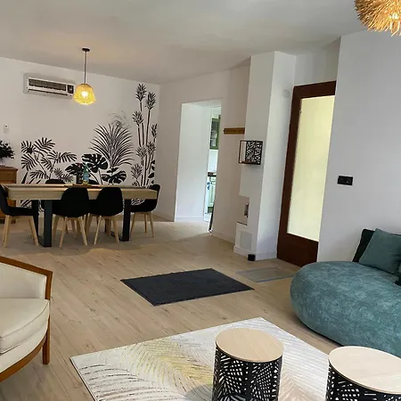 Ferienhaus Modern In The Heart Of Chateau De Champagnat *